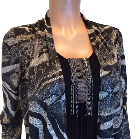 Frank Lyman Design Women’s Top Size 6 Black Gray Animal Print 2-in-1 Blouse - Picture 2 of 9